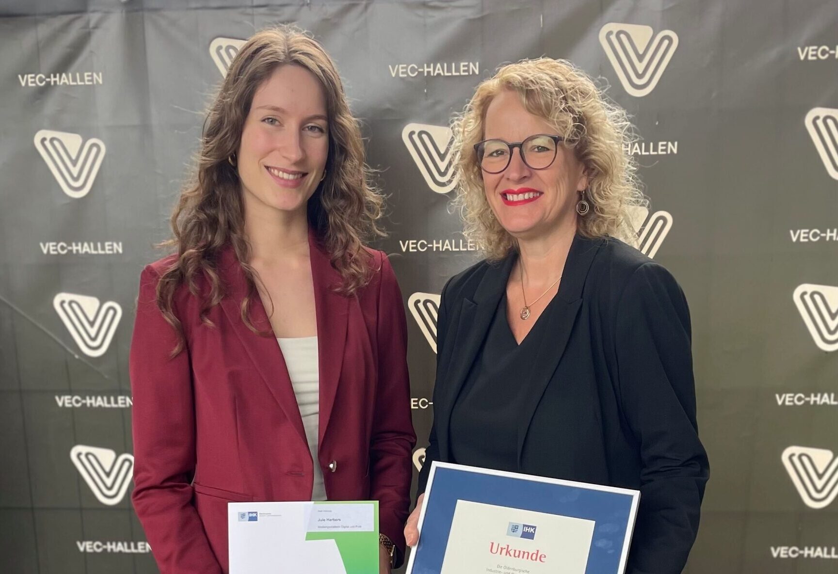 Bestenehrung Jule Habers, Nordwest Mediengruppe, mit Doreen Jess